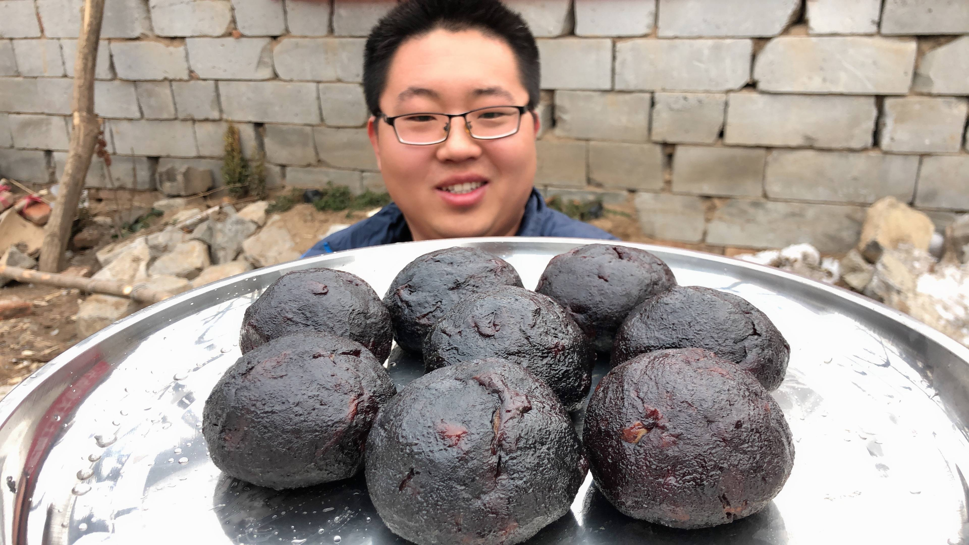 40元买8个猪血丸子,黑不溜秋,切片爆炒,吃一口:味道不一般!